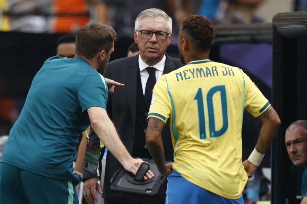 El entrenador de Brasil Carlo Ancelotti (C) y Neymar durante el partido los octavos de final del Mundial de la FIFA 2026 entre Brasil y Noruega en el estadio MetLife en Nueva Jersey (Estados Unidos). EFE/EPA/WILL OLIVER
