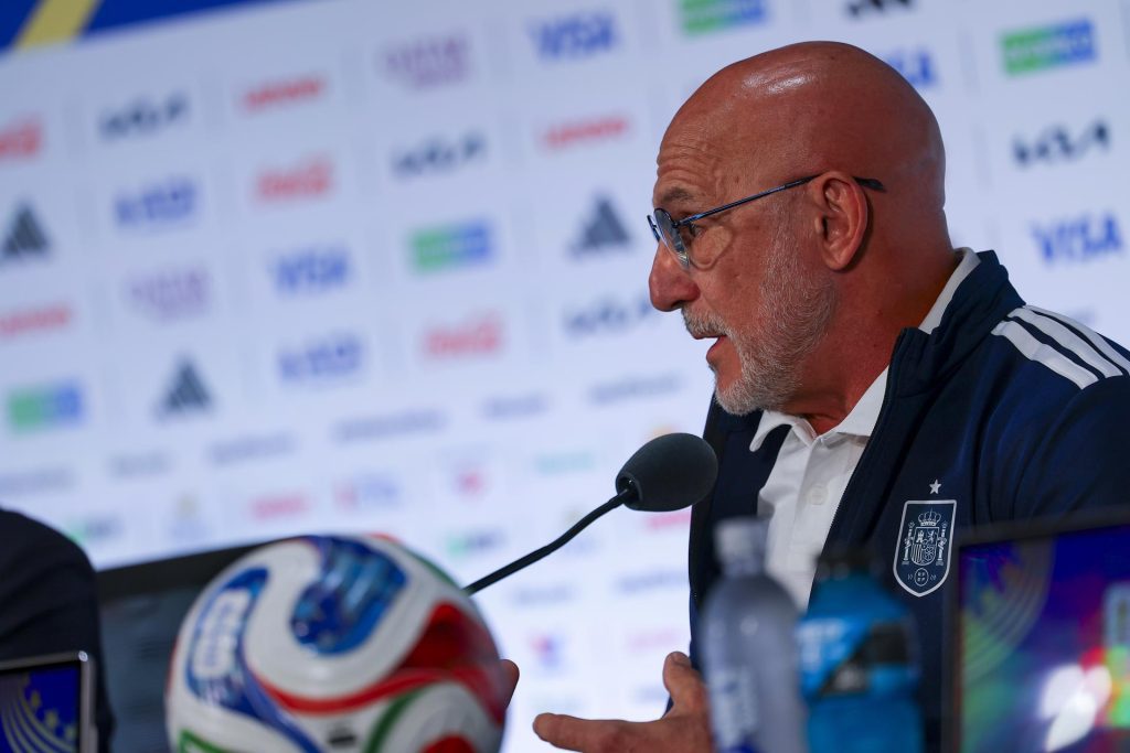 Luis de la Fuente, técnico de la selección española, afirmó este viernes que, respecto a las comparaciones entre Lamine Yamal y Leo Messi, que "Lamine tiene que ser Lamine, porque Messi es alguien inigualable". Archivo: EFE/EPA/CHRISTOPHER NEUNDORF

