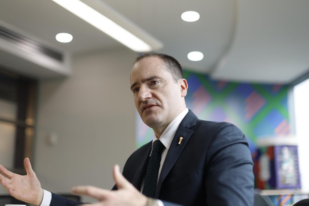 El director ejecutivo de Seguridad y Protección Civil de la FIFA en México, habla durante una entrevista con EFE este sábado, en Ciudad de México (México). EFE/ Sáshenka Gutiérrez