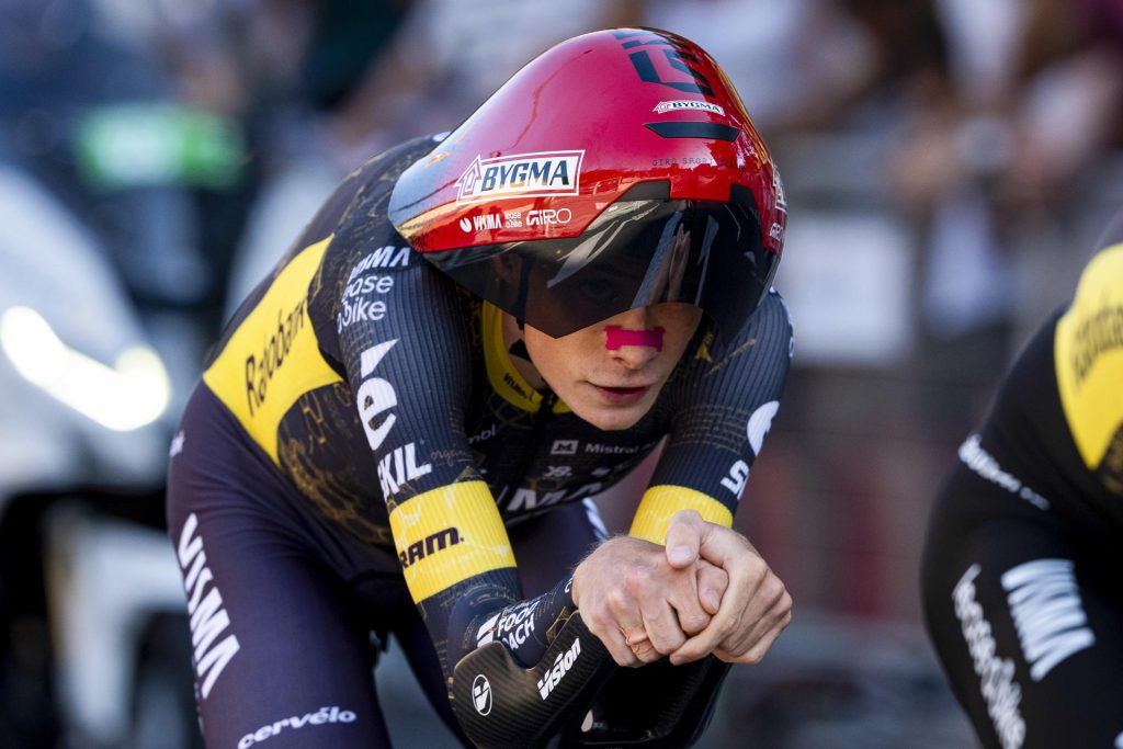 El ciclista danés del Visma Lease a Bike Jonas Vingegaard, durante la primera etapa del Tour de Francia, una contrarreloj por equipos de 19,6 kilómetros, celebrada este sábado en Barcelona. EFE/ Siu Wu