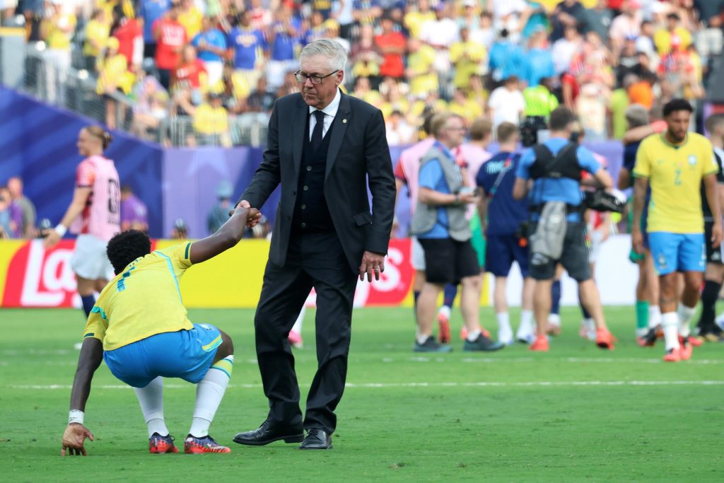 El seleccionador de Brasil, Carlo Ancelotti (d), ayuda a ponerse de pie a Vinícius Júnior tras la derrota 1-2 ante Noruega en el Mundial 2026 en el estadio MetLife en Nueva Jersey. EFE/ Octavio Guzmán