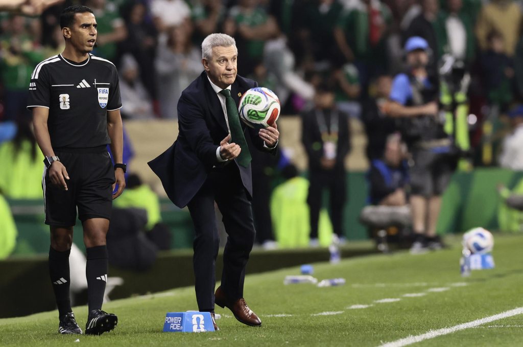 El seleccionador de México, Javier Aguirre, elogió este domingo la calidad futbolística de Inglaterra y afirmó que sus pupilos dieron todo lo que tenían en el partido de octavos de final del Mundial 2026 jugado en el estadio Azteca. EFE/ José Méndez
