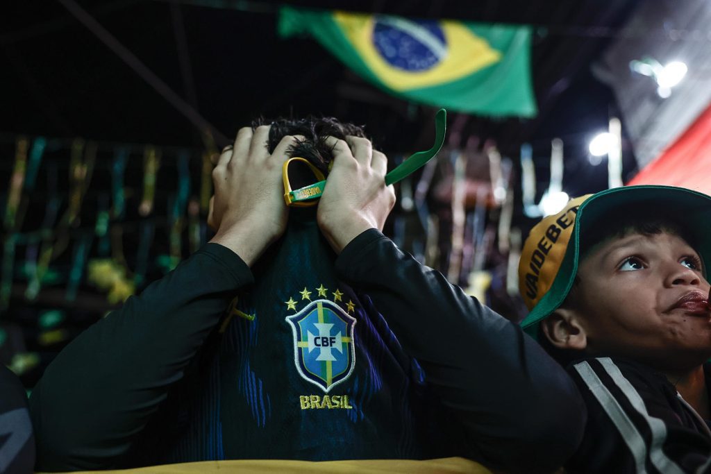 Aficionados de Brasil reaccionan durante la transmisión de un partido del Mundial de la FIFA 2026. EFE/ André Coelho

