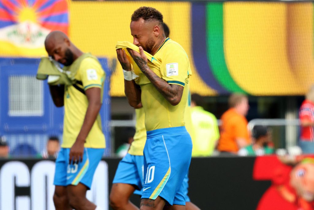 Neymar (c), tras la eliminación de Brasil del Mundial 2026 a manos de Noruega, en los octavos de final en Nueva Jersey. EFE/Octavio Guzmán
