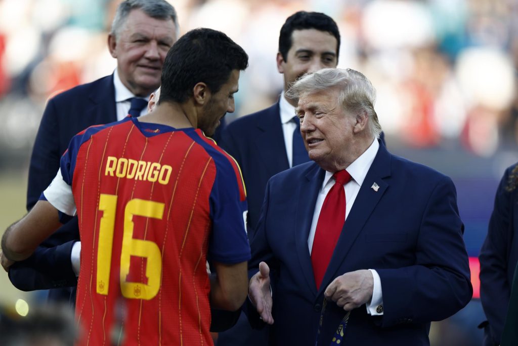 Rodri, de España (i), estrecha la mano del presidente estadounidense, Donald J. Trump, durante la ceremonia de entrega de premios en la Copa Mundial de la FIFA 2026 en Nueva Jersey, EE.UU., el 19 de julio de 2026. EFE/WILL OLIVER