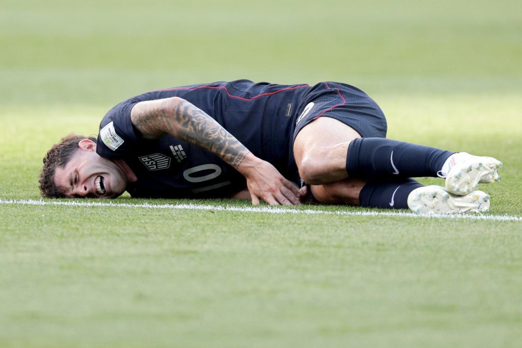 Christian Pulisic, jugador de la selección de Estados Unidos, al momento de su lesión en el juego ante Bélgica. EFE/EPA/CHRISTOPHER TORRES
