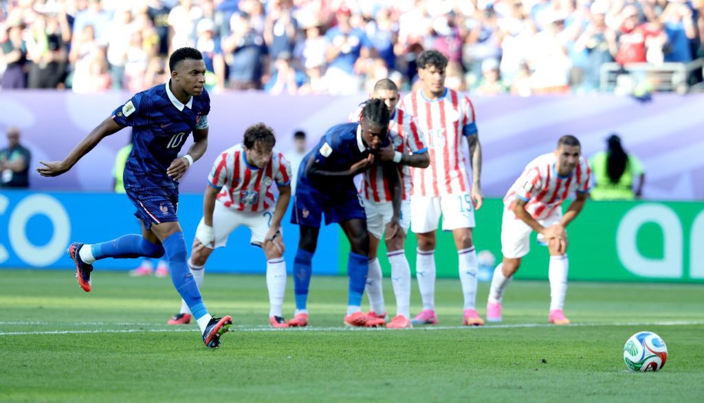 Kylian Mbappé, de Francia, marca el gol de penalti durante el partido de octavos de final del Mundial 2026 entre Paraguay y Francia en Filadelfia (EE.UU.). EFE/SARAH YENESEL