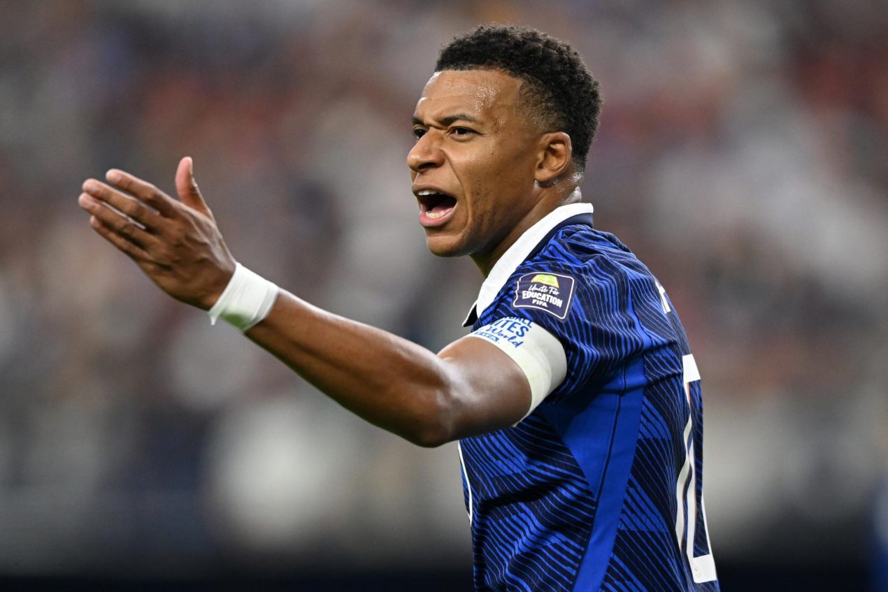 Fotografía del 14 de julio de 2026 en la que se observa a Kylian Mbappé, de Francia, al hacer un gesto durante el partido de semifinales del Mundial 2026 entre Francia y España en Dallas, Texas (EE.UU.). EFE/ALBERT PENA