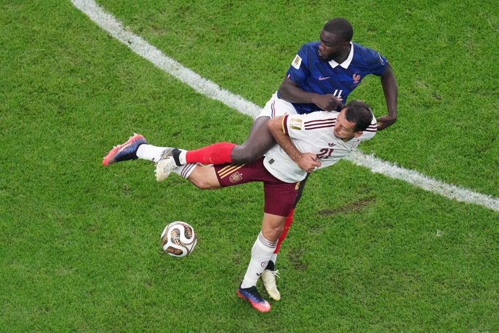 Dayot Upamecano (arriba), de Francia, disputa el balón con Mikel Oyarzabal, de España en el estadio AT&T en Arlington (Estados Unidos). EFE/Kenneth Fernández