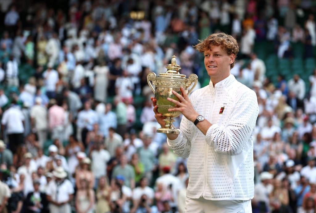 El tenista italiano Jannik Sinner celebrala victoria en la final de Wimbledon que le ha enfrentado a Alexander Zverev en Londres, Reino Unido. EFE/EPA/NEIL HALL
