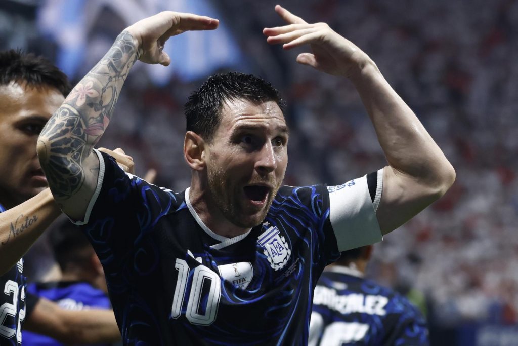Fotografía del 15 de julio de 2026 en la que se observa a Lionel Messi, de Argentina, al celebrar después de que su equipo anotara un gol durante el partido de semifinales del Mundial 2026 entre Inglaterra y Argentina en Atlanta (EE.UU.). EFE/WILL OLIVER
