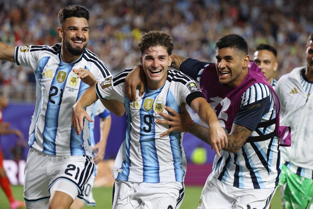 Julián Alvarez (c), de Argentina, celebra un gol en un partido de cuartos de final del Mundial de la FIFA 2026 entre Argentina y Suiza en el estadio Arrowhead de Kansas (EE.UU.). EFE/ Kenneth Fernández