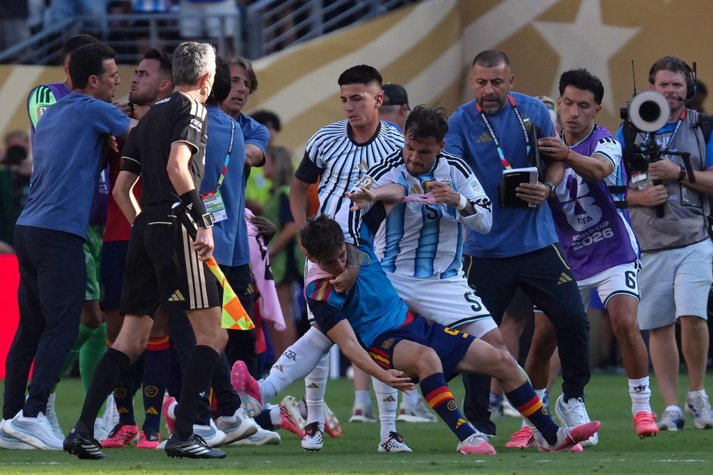 Leandro Paredes (c) de Argentina empuja a Gavi (c-abajo) de España al finalizar el partido de la final del Mundial de la FIFA 2026 entre España y Argentina en el estadio MetLife en Nueva Jersey (Estados Unidos). EFE/ Angel Colmenares