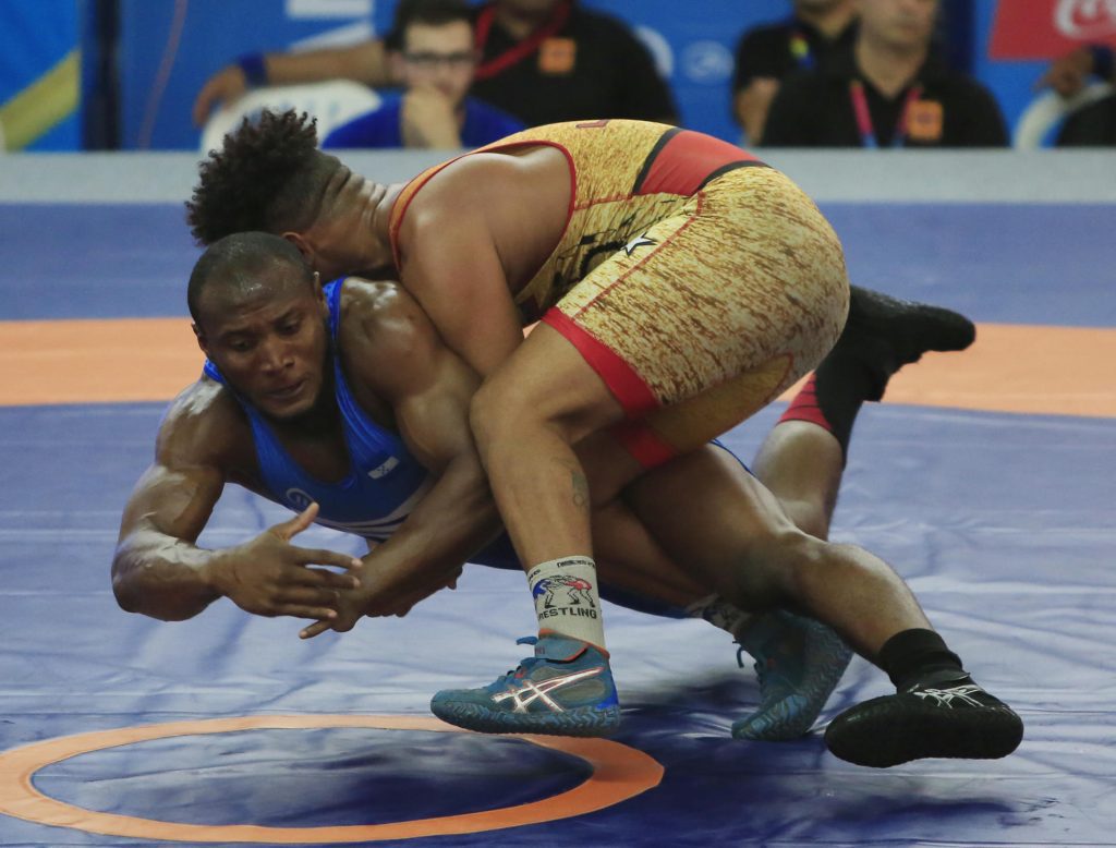 Fotografía de archivo del 30 de julio de 2018 que muestra al luchador Kevin Mejía (abajo), de Honduras, durante una competencia en Barranquilla (Colombia). EFE/Ricardo Maldonado Rozo / ARCHIVO
