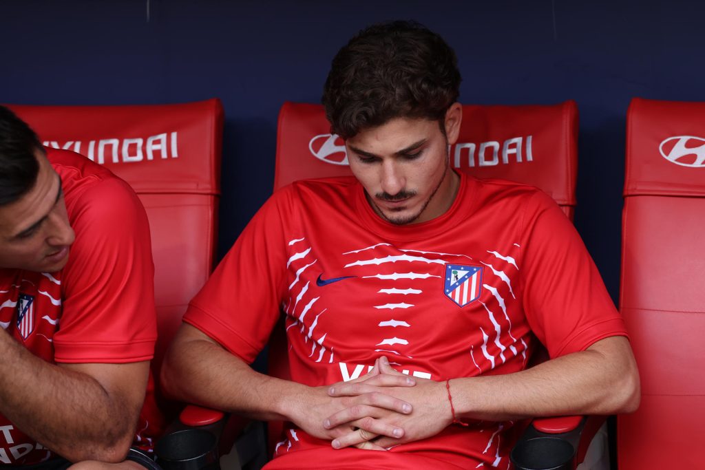 Fotografía del pasado 23 de agosto, en la que puede verse al delantero argentino del Atlético de Madrid, Julián Álvarez, en el banquillo momentos antes del partido de LaLiga entre el Atlético de Madrid y el Villarreal, este domingo en el estadio Metropolitano, en Madrid. EFE/ Kiko Huesca