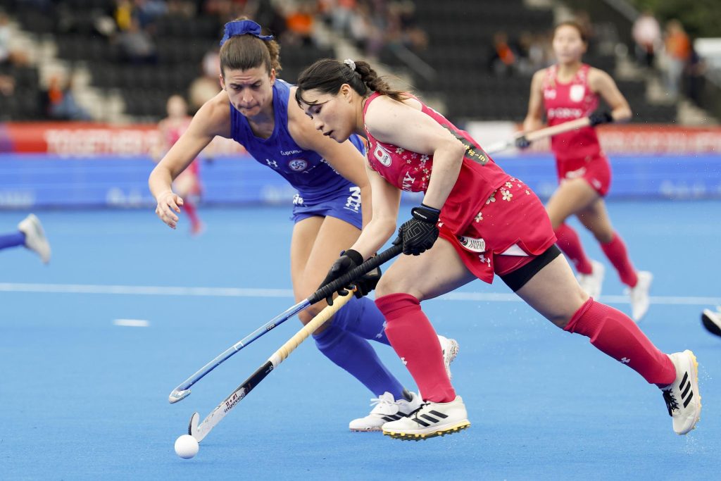 La japonesa Akari Nakagomi, en un duelo con la chilena Fernanda Villagrán, este lunes, durante el partido de la fase de grupos del Mundial de Hockey sobre césped que se disputa en Países Bajos y Bélgica. EFE/BAS CZERWINSKI