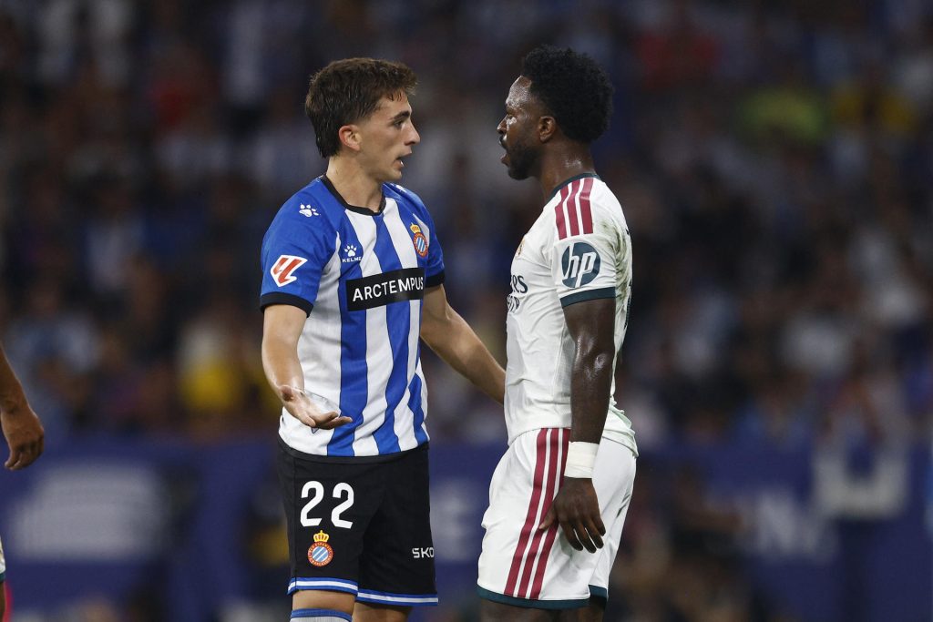 Vinicius se encara con el jugaor del Espanyol Alex Calatrava tras recibir una patada de este. EFE/Quique García
