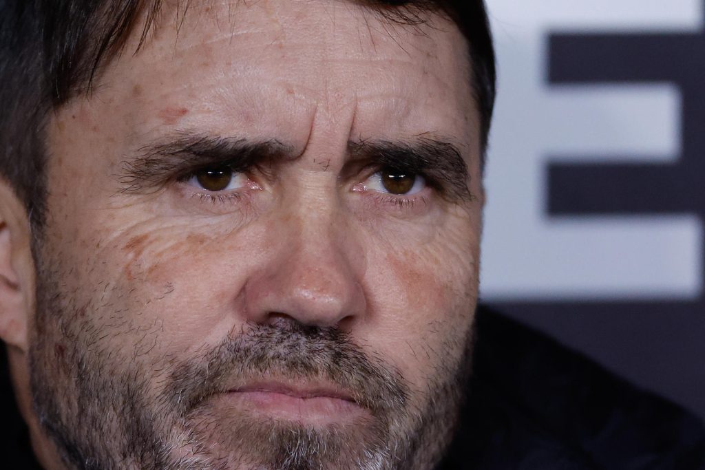 El seleccionador de River Plate Eduardo Coudet reacciona este miércoles, en un partido de la Copa Sudamericana entre River Plate y Santa Fe en el estadio Monumental, en Buenos Aires (Argentina). EFE/ Juan Ignacio Roncoroni
