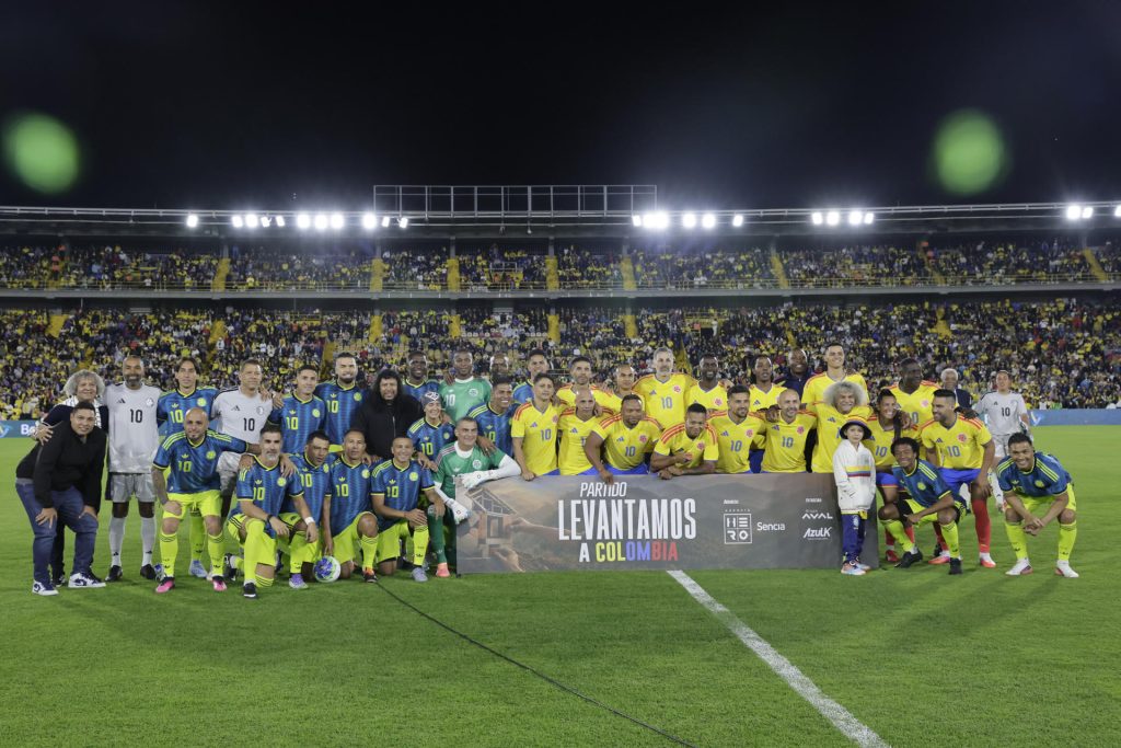 Los equipos del partido solidario ‘Levantemos a Colombia’, forman antes del juego benéfico para ayudar a los damnificados por el terremoto del 10 de agosto, en el estadio El Campín en Bogotá. EFE/Carlos Ortega