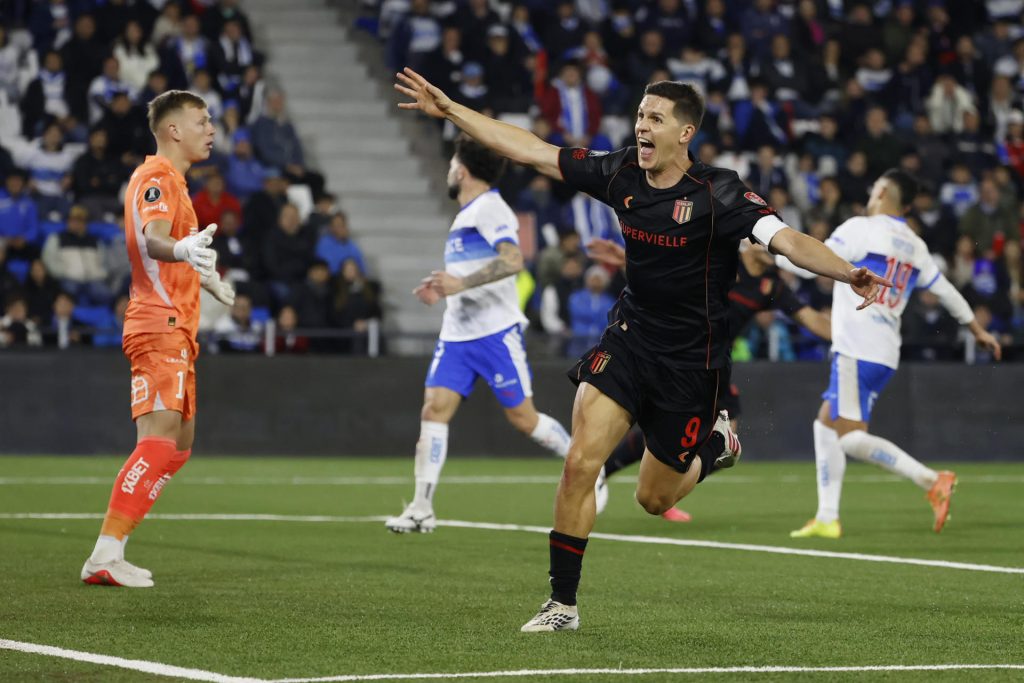 Guido Carrillo, de Estudiantes de La Plata, celebra un gol en el partido de vuelta de los octavos de final de la Copa Libertadores entre Universidad Católica y Estudiantes de La Plata en el estadio Claro Arena, en Santiago (Chile). EFE/Elvis González
