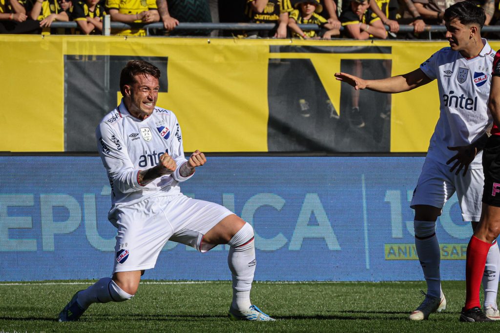 El costarricense Francisco Calvo (i) le dio el triunfo a Nacional en el clásico del torneo Clausura ante Peñarol en el estadio Campeón del Siglo en Montevideo. EFE/Gastón Britos