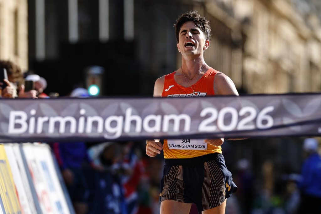 El marchador español Paul McGrath, al llegar a la línea de meta del medio maratón marcha masculina de los Europeos de Birmingham 2026, disputado este sábado. EFE/ TOLGA AKMEN