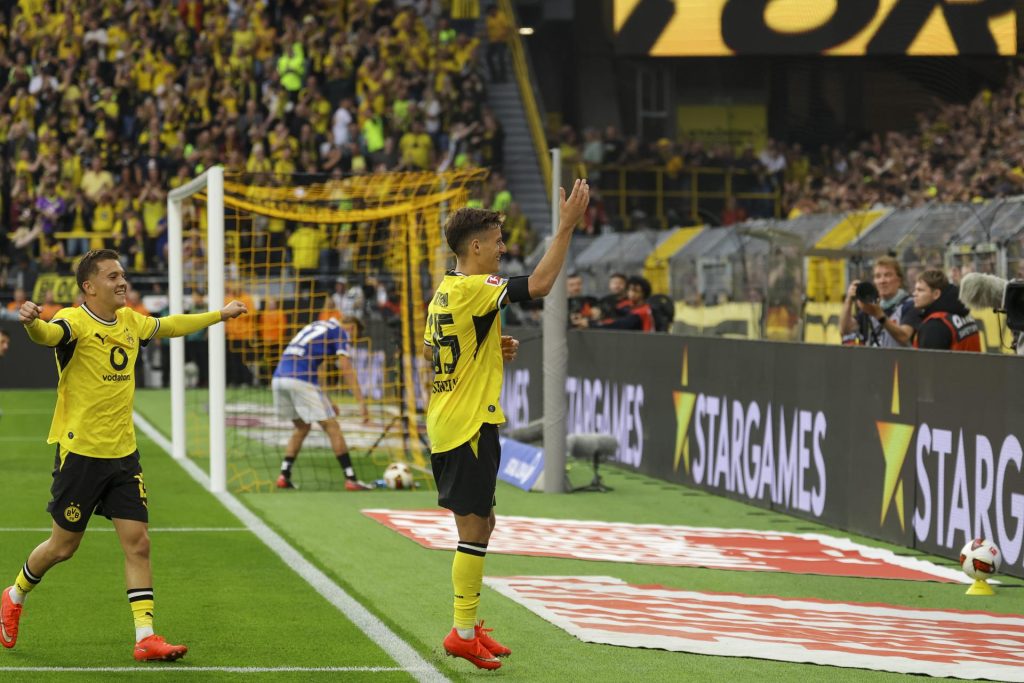Giannis Konstantelias, del Dortmund, celebra tras marcar el 2-0 durante el partido de fútbol de la Bundesliga alemana entre el Borussia Dortmund y el Hamburger SV en Dortmund, Alemania,) EFE/EPA/CHRISTOPHER NEUNDORF