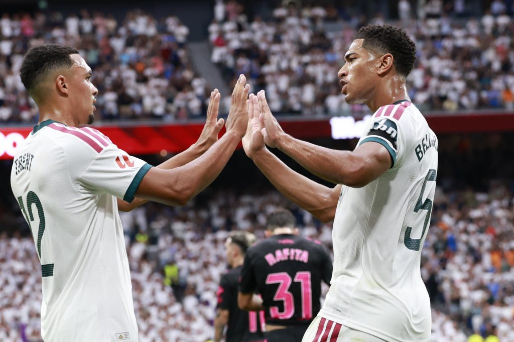El centrocampista inglés del Real Madrid Jude Bellingham (d) celebra uno de sus goles con su compatriota Trent Alexander-Arnold durante el partido de LaLiga entre el Real Madrid y el Málaga, este domingo en el estadio Santiago Bernabéu. EFE/ Chema Moya