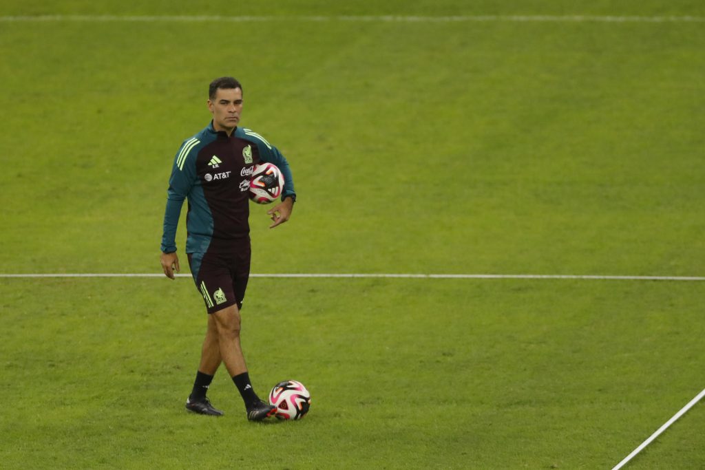 El seleccionador mexicano, Rafael Márquez, se apoyará en españoles de larga experiencia, entre ellos Juan Manuel Lillo y Vidal Paloma, con los que trabajará enfocado en cumplir una buena actuación con México en la Copa Mundial de fútbol del 2030. Fotografía de archivo. EFE/ Francisco Guasco