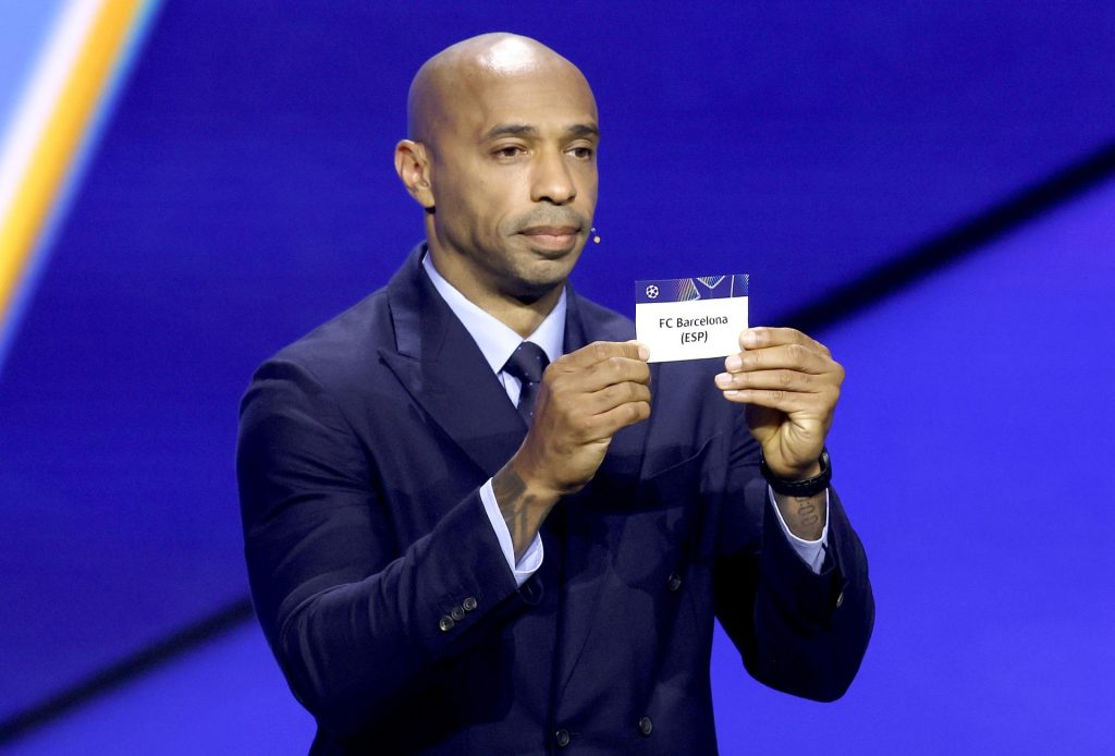 Thierry Henry muestra el nombre del Barcelona ) EFE/EPA/SEBASTIEN NOGIER