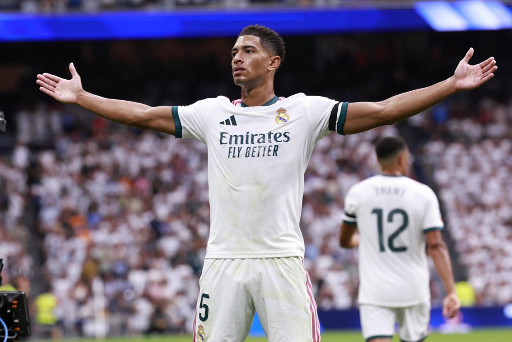 El centrocampista inglés del Real Madrid Jude Bellingham celebra el primer gol durante el partido de LaLiga entre el Real Madrid y el Málaga, este domingo en el estadio Santiago Bernabéu. EFE/ Chema Moya