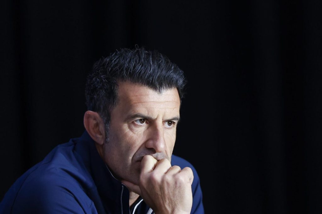 Figo pide la dimisión de Infantino: “Es el comportamiento más bajo y cobarde que he visto”