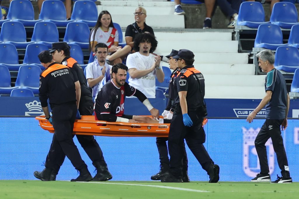 El guardameta argentino del Rayo Augusto Batalla se retira en camilla lesionado durante el partido de la segunda jornada de LaLiga que Rayo Vallecano y Deportivo Alavés disputan este jueves en el estadio de Butarque. EFE/Kiko Huesca