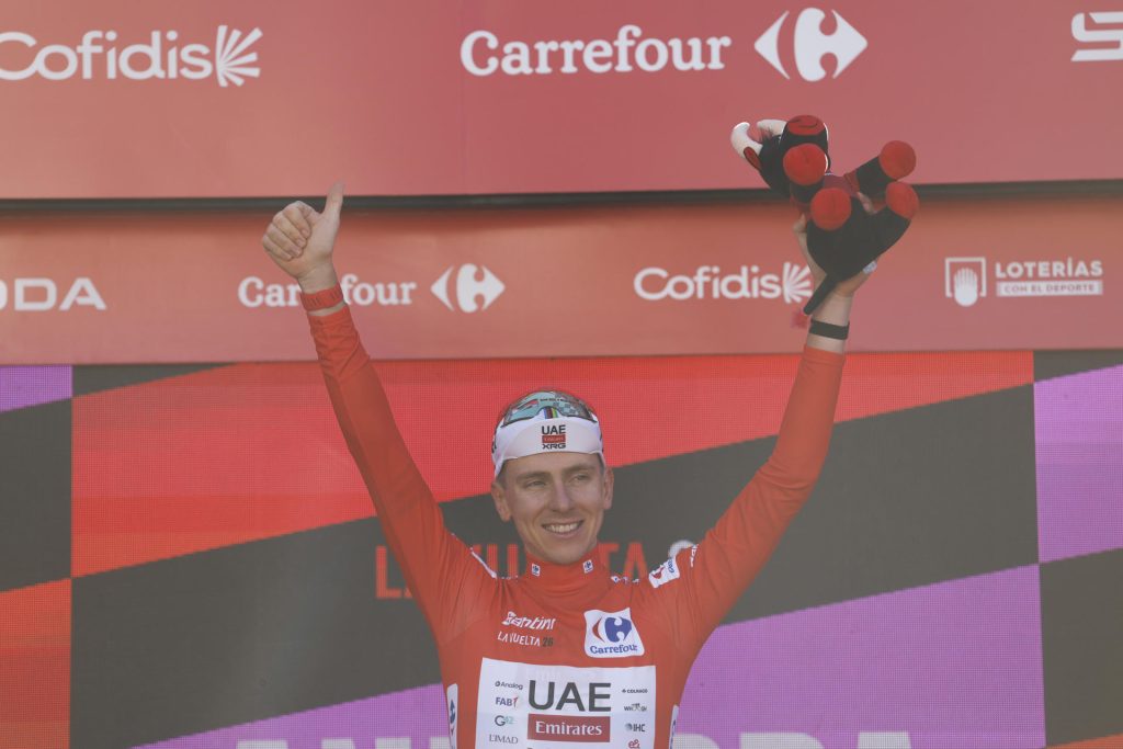 El ciclista esloveno del UAE Emirates Tadej Pogacar celebra en el podio su victoria en la cuarta etapa de La Vuelta a España, este martes, la primera cita clave con la montaña en Andorra sobre un recorrido corto, 104 km, pero explosivo, con 4 puertos encadenados y un total de 2.953 metros de desnivel. EFE/ Javier Lizón
