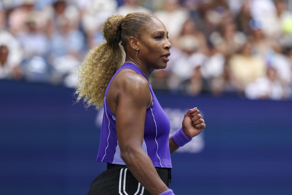 Serena Williams, considerada la mejor tenista de todos los tiempos, y Carlos Alcaraz acapararon los focos y aplausos del estadio Arthur Ashe este martes al debutar con una victoria por 5-3 y 4-1 en los dobles mixtos del Abierto de Estados Unidos, que marcó el regreso a las pistas de ambos deportistas tras sus recientes lesiones. EFE/EPA/SARAH YENESEL
