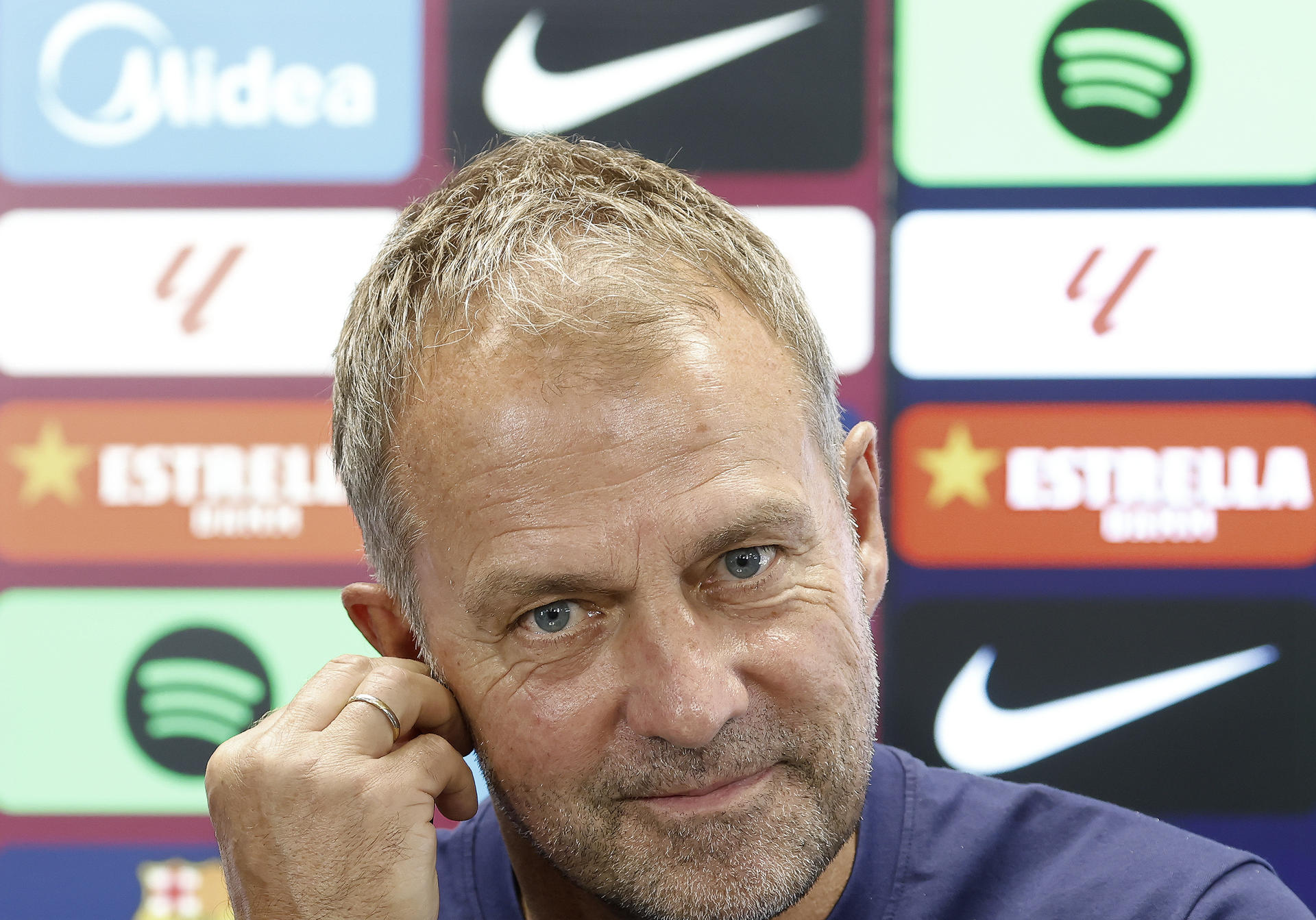 El entrenador del FC Barcelona, Hansi Flick, da una rueda de prensa tras dirigir un entrenamiento en las instalaciones del club en Sant Joan Despi, en Barcelona, este domingo, en la víspera de su partido de LaLiga EA Sports contra el Rayo Vallecano. EFE/ Andreu Dalmau