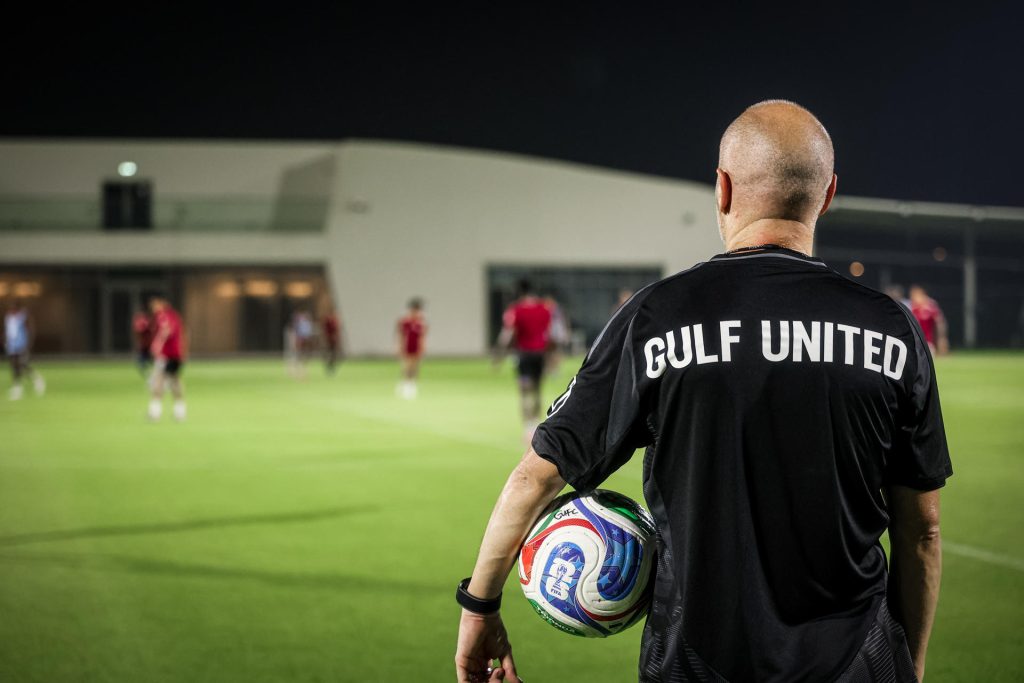 Andrés Iniesta debutará este viernes como entrenador al frente del Gulf United FC, su primer equipo en los banquillos después de poner fin a su carrera como futbolista en 2024, en una nueva etapa profesional que ha comenzado en Emiratos Árabes Unidos. EFE/ NSN/Gulf United SOLO USO EDITORIAL/SOLO DISPONIBLE PARA ILUSTRAR LA NOTICIA QUE ACOMPAÑA (CRÉDITO OBLIGATORIO)