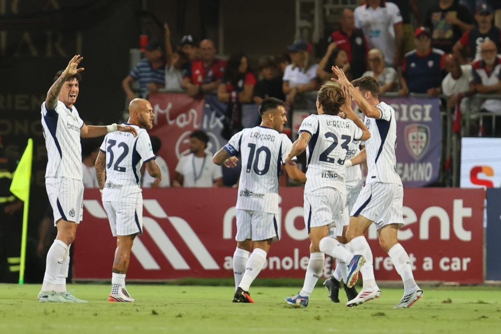 El jugador del Inter Hakan Calhanoglu celebra el 0-1en Cagliari. Italia. EFE/EPA/FABIO MURRU

