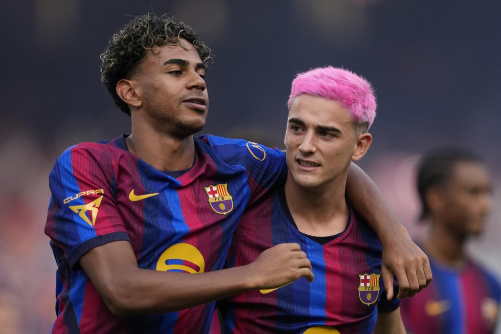Fotografía del pasado 19 de agosto, en la que puede verse a los futbolistas del Barcelona Lamine Yamal (i) y Gavi (d). EFE/ Alejandro Garcia