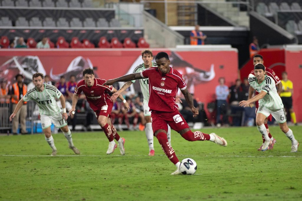 Helinho, de Toluca, convierte un gol de penalti en los cuartos de final de la Leagues Cup ante Austin FC en el estadio Red Bull Arena, en Harrison (EE.UU.). EFE/Víctor Osuna