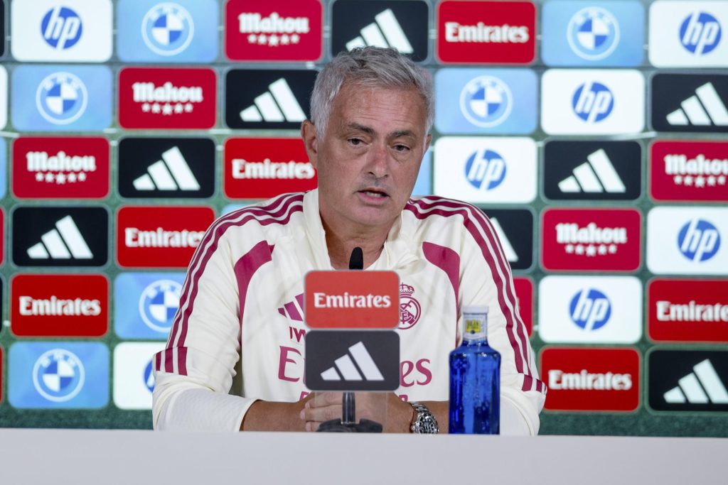 El técnico del Real Madrid, José Mourinho, durante la rueda de prensa posterior al entrenamiento del equipo, este martes en Valdebebas, para preparar su próximo encuentro de LaLiga que disputan este miércoles frente a la Real Sociedad. EFE/ Daniel Gonzalez