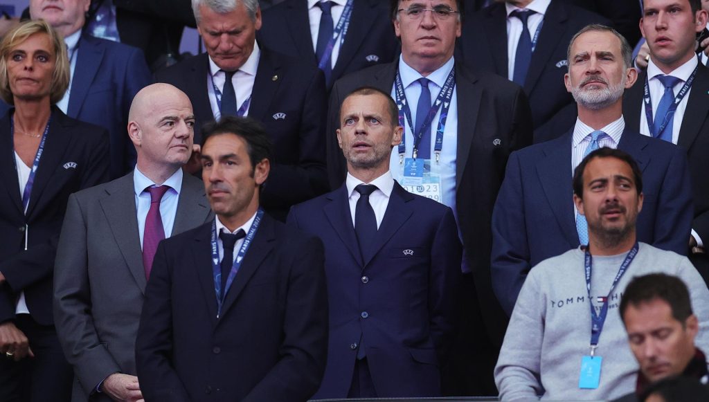 El presidente de la FIFA, Gianni Infantino (izq.), el presidente de la UEFA, Aleksander Ceferin (centro), y el rey Felipe VI de España, antes de la final de la Liga de Campeones de la UEFA entre el Liverpool FC y el Real Madrid en el Stade de France de Saint-Denis, cerca de París (Francia), el 28 de mayo de 2022. (Liga de Campeones, Francia, España) EFE/EPA/FRIEDEMANN VOGEL
