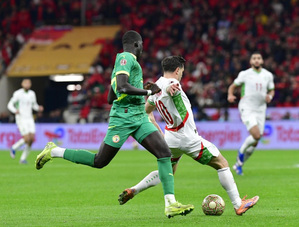 Fotografía del pasado 18 de enero, en la que puede verse al futbolista de Senegal Mamadou Sarr (i), durante la final de la Copa de África. EFE/ JALAL MORCHIDI