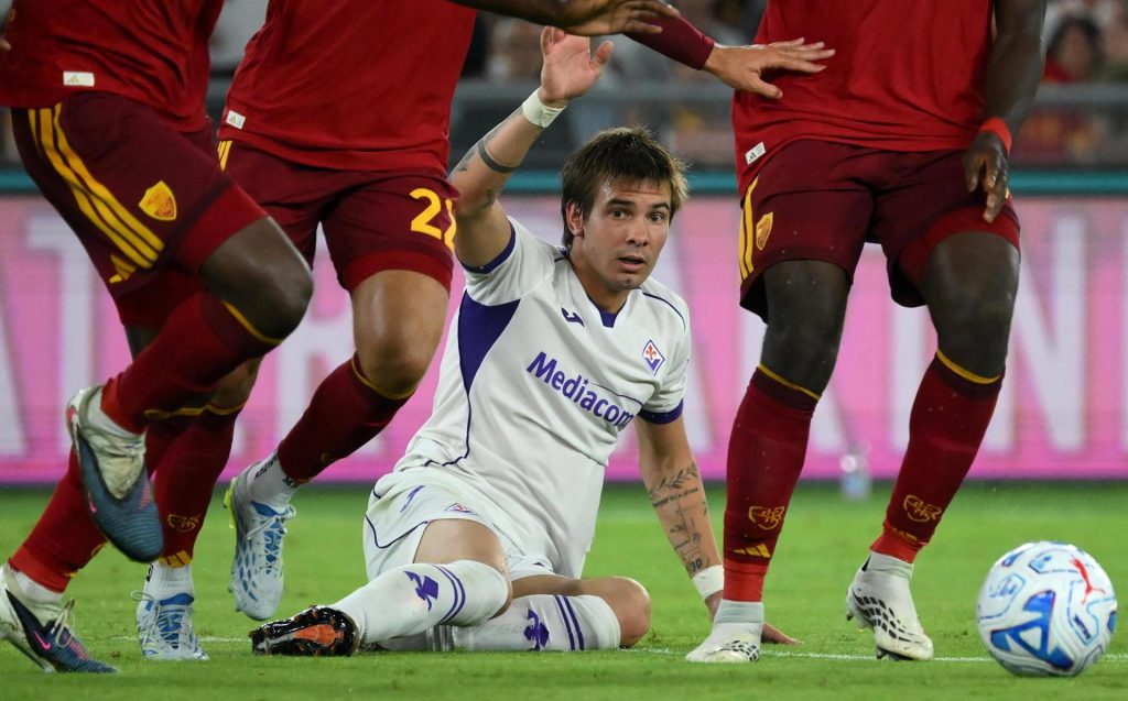 El jugador Franco Mastantuono (C), del ACF Fiorentina, hace un gesto durante el partido de fútbol de la Serie A italiana entre el AS Roma y el ACF Fiorentina, en Roma, Italia, 24 de agosto de 2026. (Italia, Roma) EFE/EPA/ALESSANDRO DI MEO
//////////
ROMA (Italy), 24/08/2026.- ACF Fiorentina's Franco Mastantuono (C) gestures during the Italian Serie A soccer match between AS Roma and ACF Fiorentina, in Rome, Italy, 24 August 2026. (Italia, Roma) EFE/EPA/ALESSANDRO DI MEO