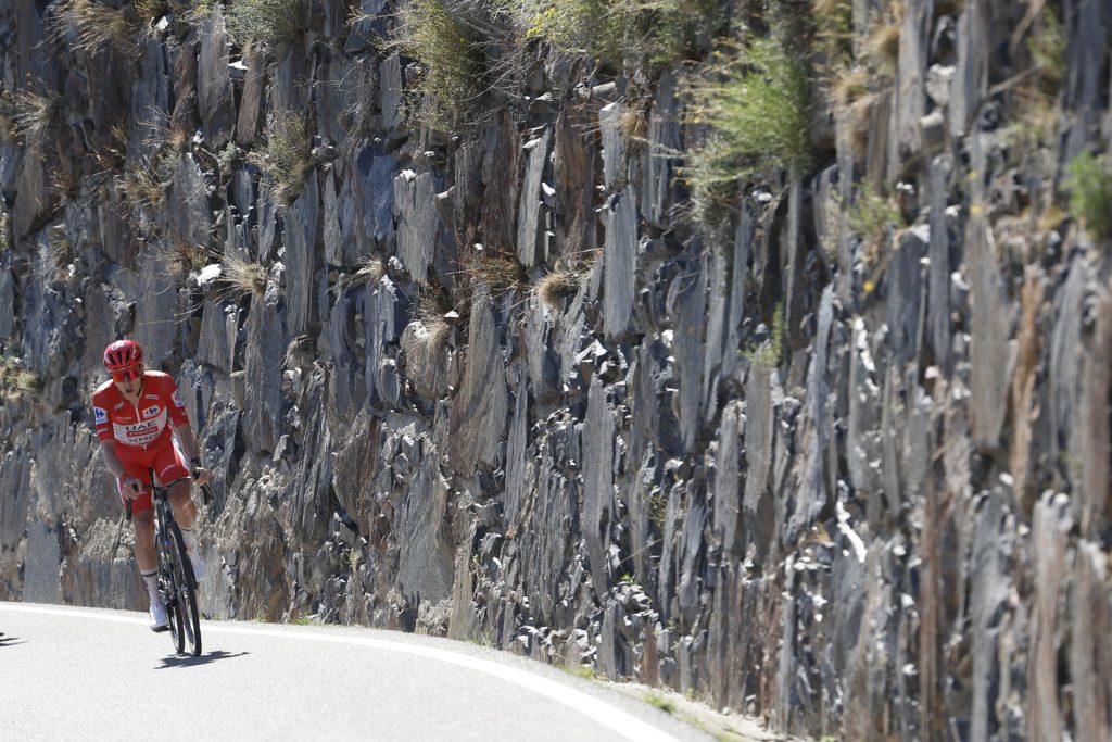 El ciclista esloveno del UAE Emirates Tadej Pogacar durante la cuarta etapa de La Vuelta a España, este martes, la primera cita clave con la montaña en Andorra sobre un recorrido corto, 104 km, pero explosivo, con 4 puertos encadenados y un total de 2.953 metros de desnivel. EFE/ Javier Lizón
