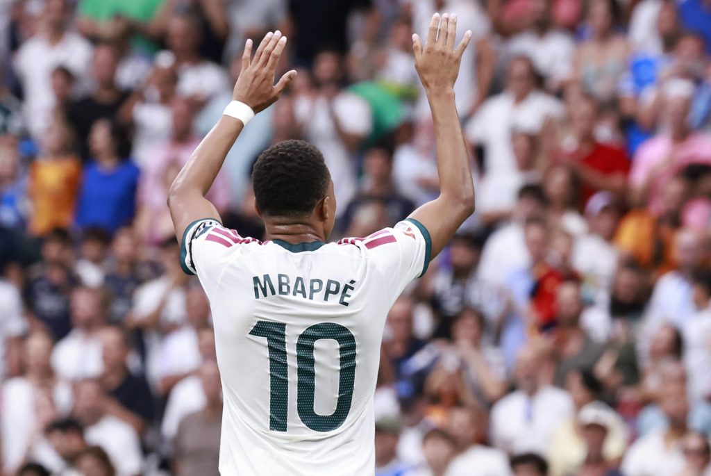 El delantero francés del Real Madrid Kylian Mbappé celebra el tercer gol de su equipo durante el partido de LaLiga entre el Real Madrid y el Málaga, este domingo en el estadio Santiago Bernabéu. EFE/ Chema Moya
