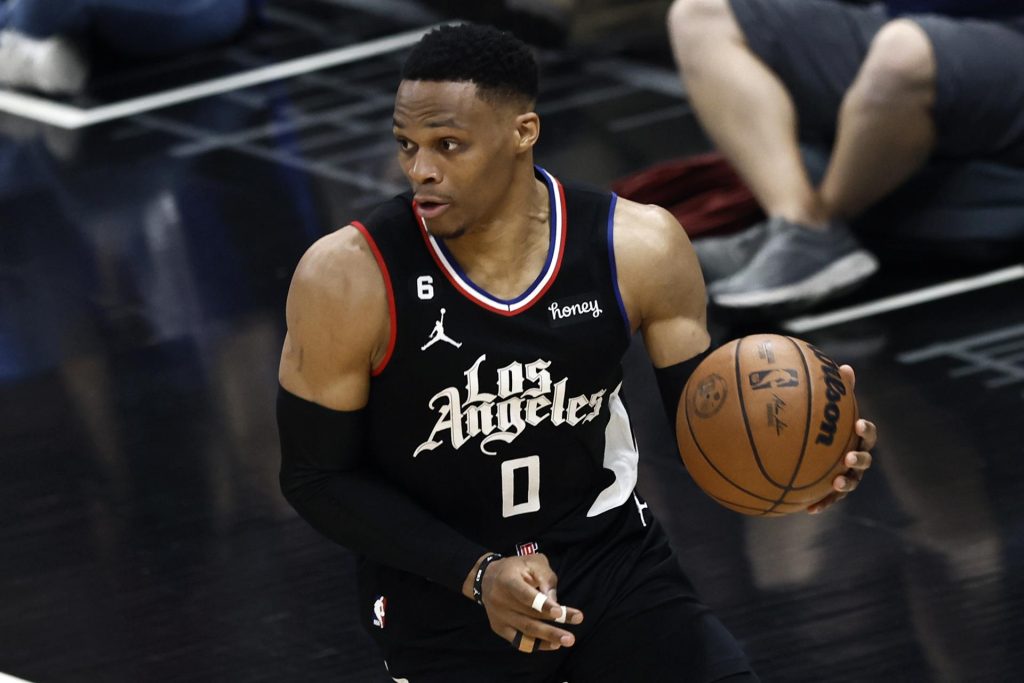 Fotografía de archivo del 15 de marzo de 2023 en la que se observa a Russell Westbrook, en ese entonces en los Los Angeles Clippers, en acción, durante el segundo cuarto del partido entre los Golden State Warriors y los Los Angeles Clippers en el Crypto.com Arena de Los Ángeles, California (EE.UU.). EFE/ETIENNE LAURENT PROHIBIDO SU USO EN SHUTTERSTOCK/ARCHIVO