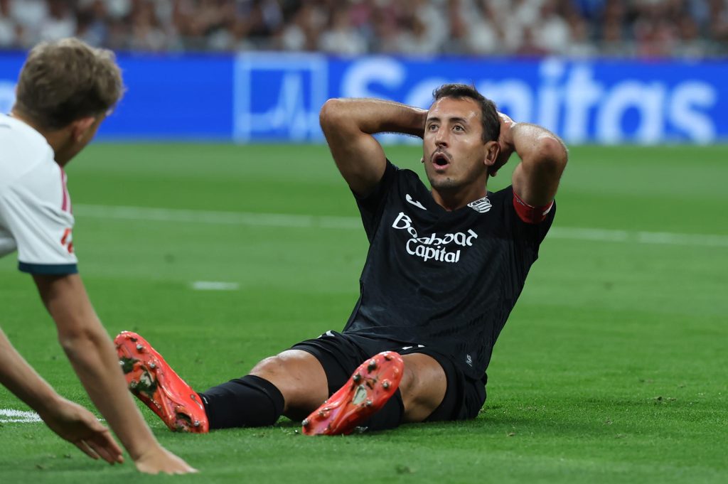 El delantero de la Real Sociedad Mikel Oyarzabal se lamenta durante el encuentro correspondiente a la primera jornada de LaLiga que Real Madrid y Real Sociedad disputaron en el Santiago Bernabéu, en Madrid. EFE/ Kiko Huesca