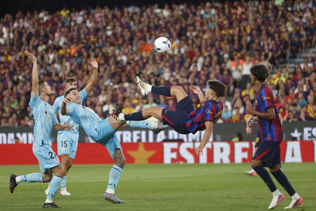 El defensa del FC Barcelona Pau Cubarsí (2d) lucha con Yeray, del Athletic, durante el partido de la primera jornada de LaLiga que FC Barcelona y Athletic Club de Bilbao disputan este jueves en el Camp Nou. EFE/ Quique Garcia
