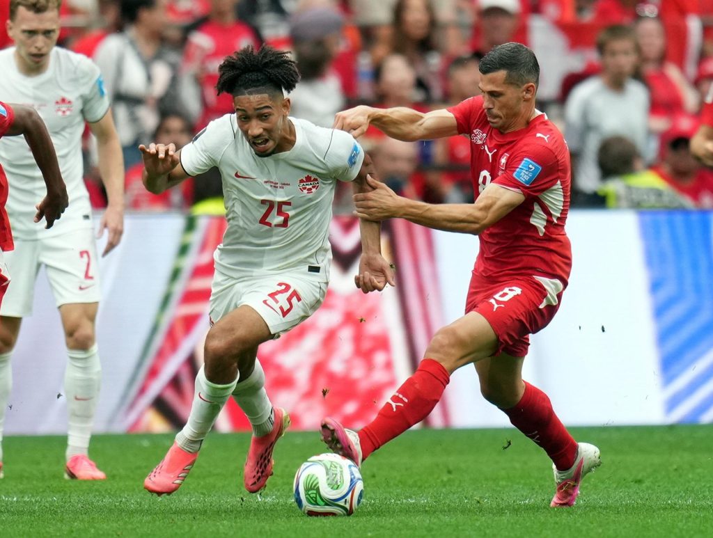 Fotografía del pasado 24 de junio, en la que puede vers al internacional canadiense Nathan Saliba (i), durante un partido del Mundial de Estados Unidos, México y Canadá. EFE/ BOB FRID